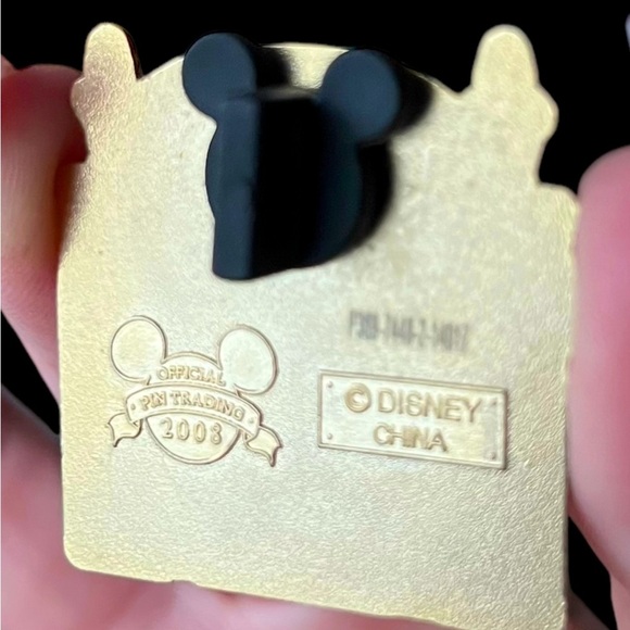 2008 Disney Mickey and Minnie Haunted House Trading Pin - Picture 2 of 5